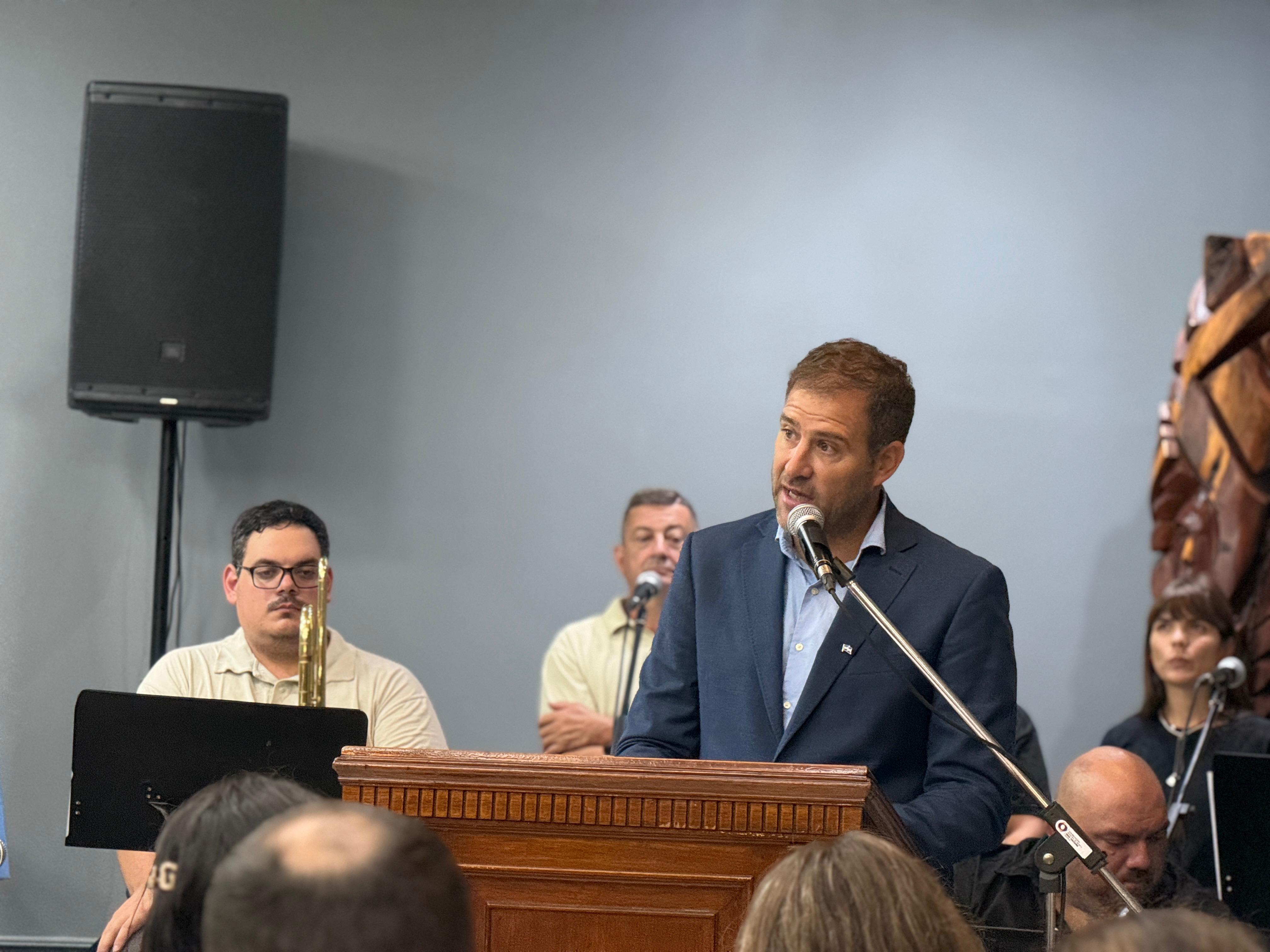 Armstrong honró a caídos y veteranos de Malvinas